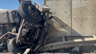 Lastiği patlayan kamyon köprü ayağına çarptı sürücü öldü