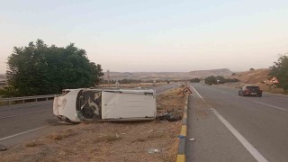 Lastiği patlayan otomobil takla attı: 2 yaralı