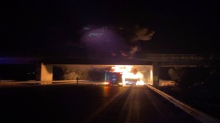 Lastik yüklü tır alev alev yandı