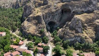 Mağaraları görebilmek için yüzlerce basamak çıkıyorlar