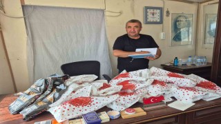 Mahalle muhtarından öğrencilere kırtasiye yardımı