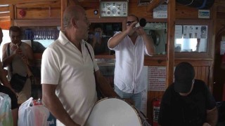 Mahalleliden denizin ortasında davul zurnalı eğlence