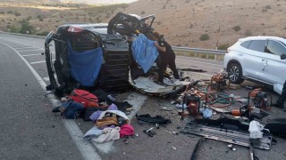 Malatya-Kayseri karayolu Akçadağ ilçesinde hafif ticari araç ile otomobilin kafa kafaya çarpışması sonucu ilk belirlemelere göre 4 kişi hayatını kaybetti, 2 kişi yaralandı.