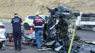 Malatyada hafif ticari araç ile otomobil kafa kafaya çarpıştı: 4 ölü, 2 yaralı