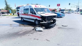 Malatyada kaza ihbarına giden ambulans kaza yaptı