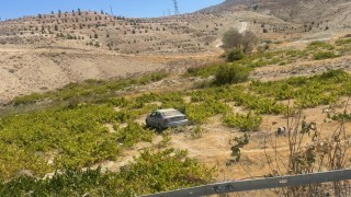 Malatyada kontrolden çıkan araç üzüm bağına uçtu: 2 yaralı