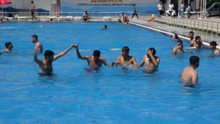 Malatyada sıcak havalardan bunalan vatandaşlar havuzlara akın etti