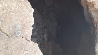 Malatyada yoldaki çukura düşen iş makinesinin operatörü yaralandı