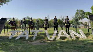 Malazgirt etkinlikleri öncesi atlı polislerden Tatvanda devriye