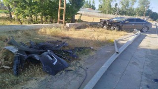 Malazgirtte otomobil direğe çarptı: 1 yaralı