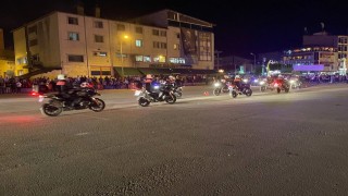 Malazgirtte zaferin 954. yıldönümünde meşaleler ve Türk bayraklarıyla fener alayı düzenlendi