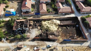 Mandıra yangınında ev ve ahır küle döndü, 1 koyun ve yavrusu telef oldu