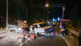 Manisada iki otomobil kafa kafaya çarpıştı: 7 yaralı