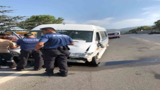 Manisada işçi servisi ağaca çarptı: 8 yaralı