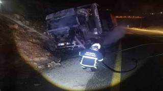 Mardinde alevlere teslim olan tır, geceyi aydınlattı