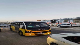 Mardinde dolmuşun üzerinde yolculuk yapan kedi kameraya yansıdı