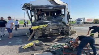 Mardinde halk otobüsü ile tır çarpıştı: 11 yaralı