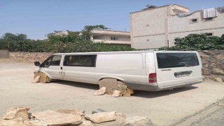 Mardinde minibüs sürücüsü, aracın tekerlerini sıcaktan korumak için kartonla kapattı