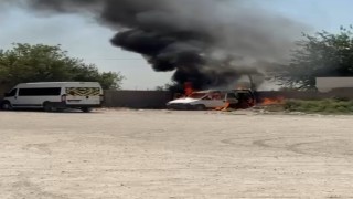 Mardinde park halindeki araç alev topuna döndü