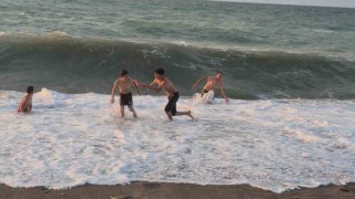 Mardinin sıcağından kaçtılar kendilerini Karadenizin dalgalarına bıraktılar