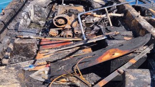 Marinadaki yangında teknelerden geriye iskeletleri kaldı