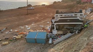 Market kamyonu şarampole devrildi: Yaralanan olmadı