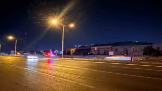 Markete gitmek isteyen anne ve kızına otomobil çarptı: Anne öldü, kızı ağır yaralandı