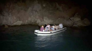 Marmariste 26 düzensiz göçmen ve bir göçmen kaçakçısı yakalandı