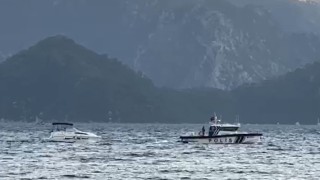 Marmariste denizde arızalanan teknedeki vatandaşlar polis botu ile kurtarıldı