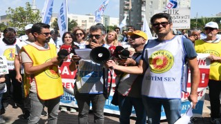 Memurlar iş bırakıp basın acıkması yaptı