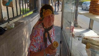 Mensure Teyzenin çalışma azmi görenleri şaşırtıyor