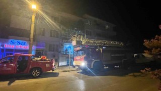 Menteşede çatıya atılan sigara itfaiyeli alarma geçirdi