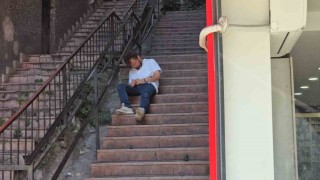 Merdivenlerde baygın bulunan kişi hastaneye kaldırıldı