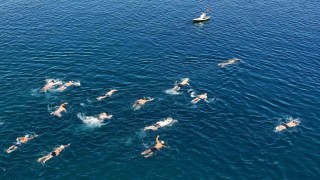 Merhum Vali Erol Karaömeroğlu anısına Van Gölünde yüzme maratonu