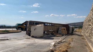 Mermer blok yüklü tır yola devrildi: 1 yaralı