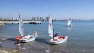 Mersinde gençler ücretsiz kurslarla yelken sporu öğreniyor