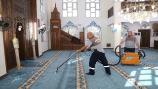 Mersinde ibadethaneler temizleniyor, halılar yıkanıp dezenfekte ediliyor