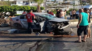 Mersinde iki ayrı kaza: Birinde otomobil savruldu, diğerinde sıkışan sürücü kurtarıldı