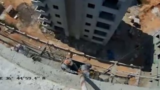 Mersinde nefes kesen kurtarma operasyonu: 8inci kattaki iskelede kalan işçiler kurtarıldı