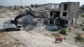 Mersinde terk edilmiş 3 katlı bina yıkıldı