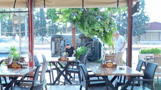 Mersinde yoldan çıkan araç ağaca çarparak devrildi