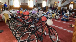 Mersinli imam,çeyrek asırdır çocukları ödüllendiriyor