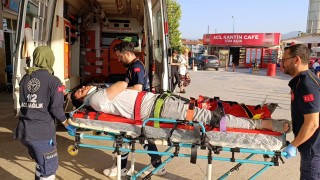 Mesai arkadaşını çekiçle darbetti