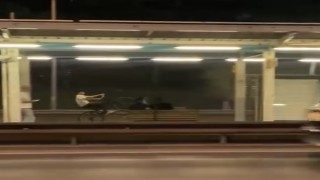 Metro istasyonunda tek teker üzerinde bisiklet sürdü