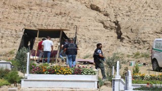 Mezarlıkta yaşayan adam, mezarcılar tarafından ölü bulundu