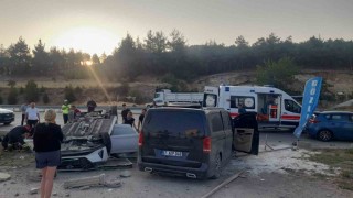 Midibüs ile çarpışan otomobil takla attı: 6 yaralı