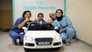 Midyatta çocuklar ameliyathaneye akülü araba ile gülerek giriyor