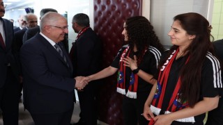 Milli Savunma Bakanı Güler, Yüksekova Kadın Futbol Takımı ile bir araya geldi