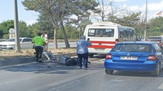 Minibüs ile motosiklet çarpıştı: 1 yaralı