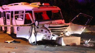 Minibüs ile otomobil çarpıştı: 11 yaralı